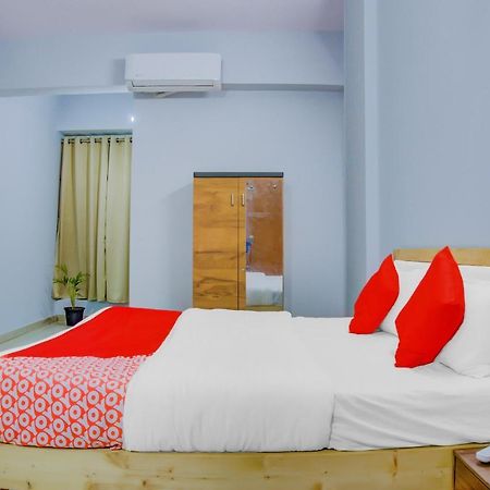Oyo 75173 Hotel Regency Surat Exterior foto