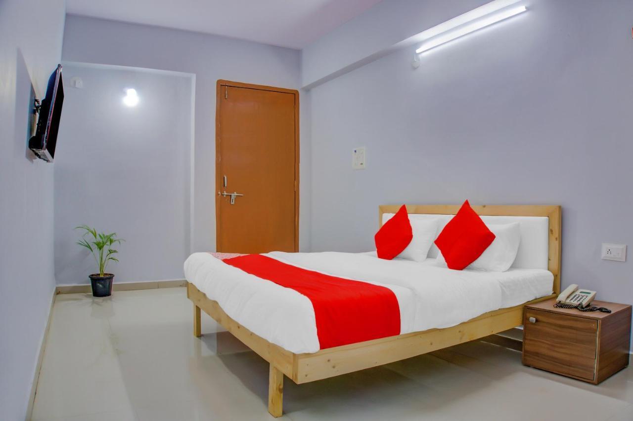 Oyo 75173 Hotel Regency Surat Exterior foto