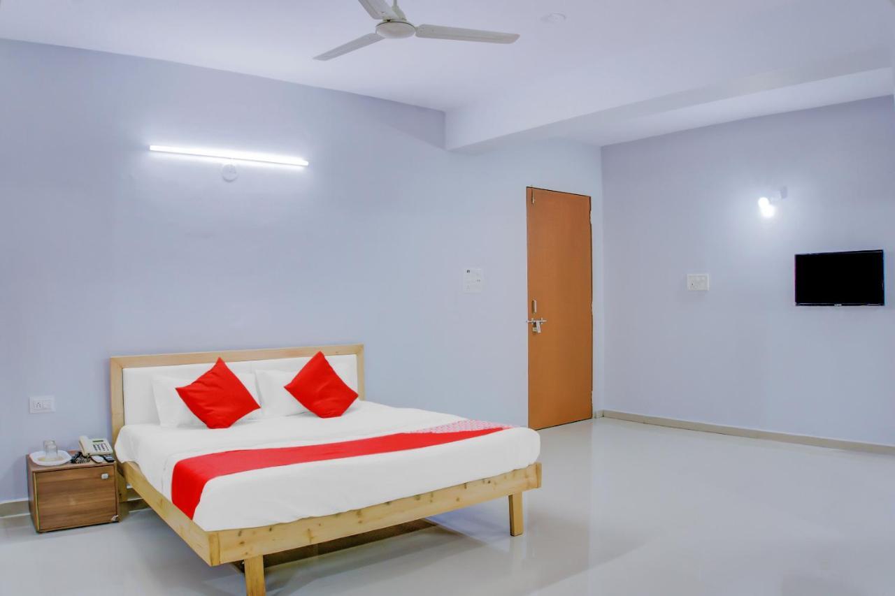 Oyo 75173 Hotel Regency Surat Exterior foto