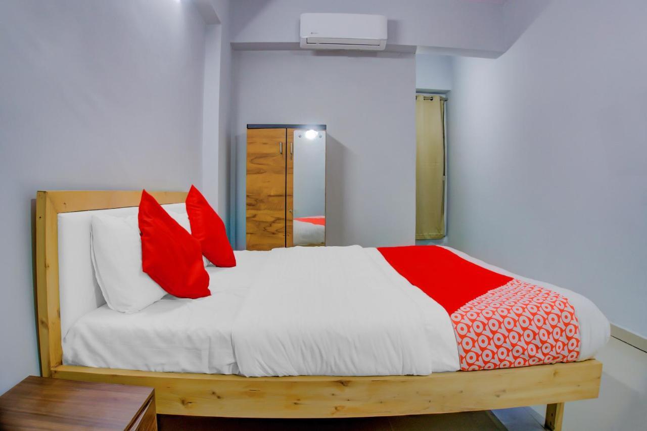 Oyo 75173 Hotel Regency Surat Exterior foto