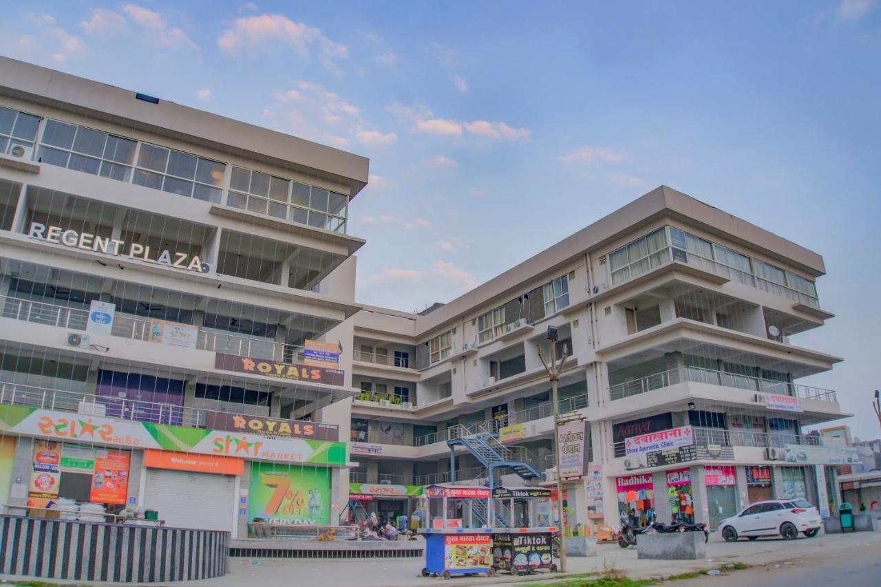 Oyo 75173 Hotel Regency Surat Exterior foto