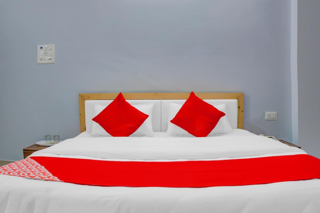 Oyo 75173 Hotel Regency Surat Exterior foto