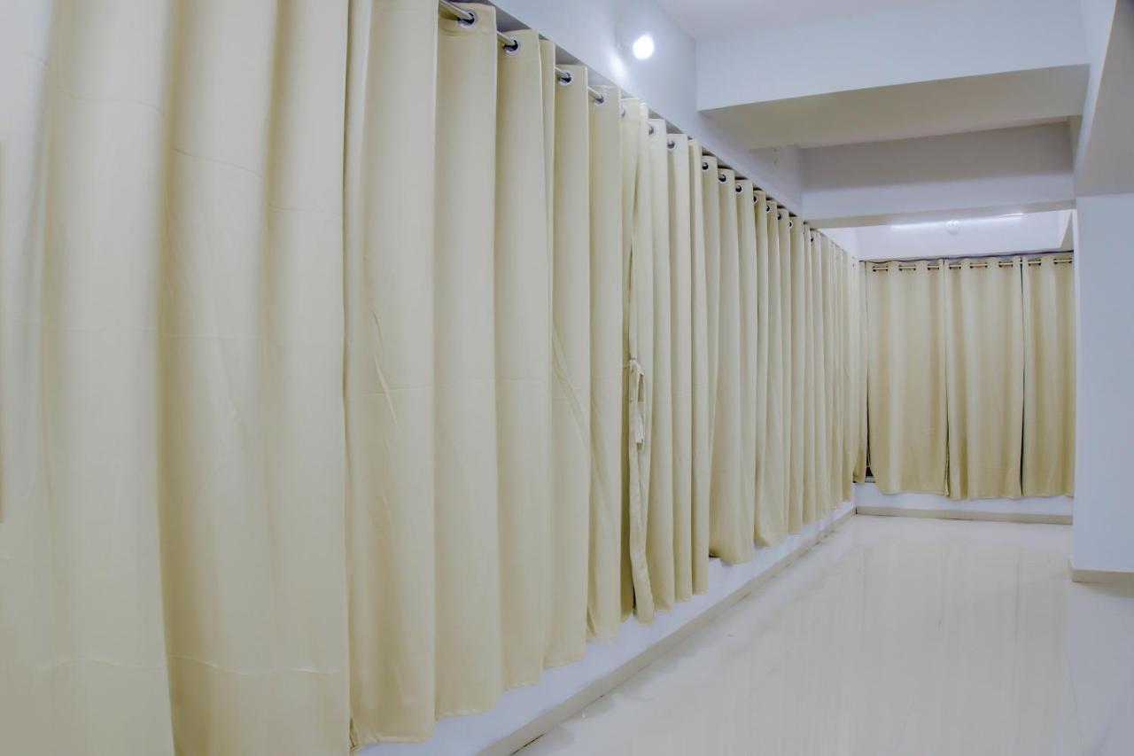 Oyo 75173 Hotel Regency Surat Exterior foto