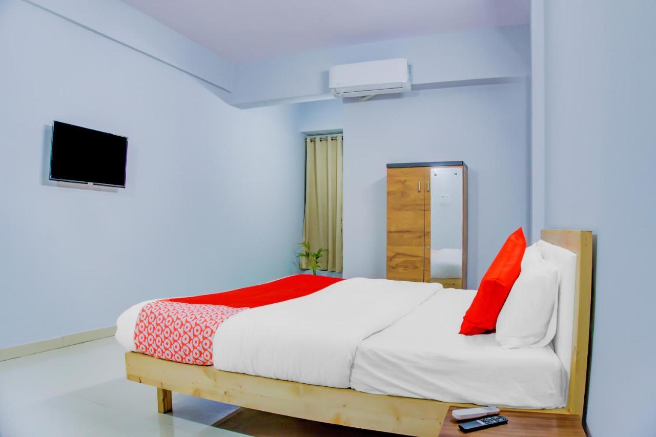 Oyo 75173 Hotel Regency Surat Exterior foto