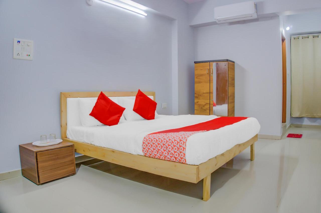 Oyo 75173 Hotel Regency Surat Exterior foto