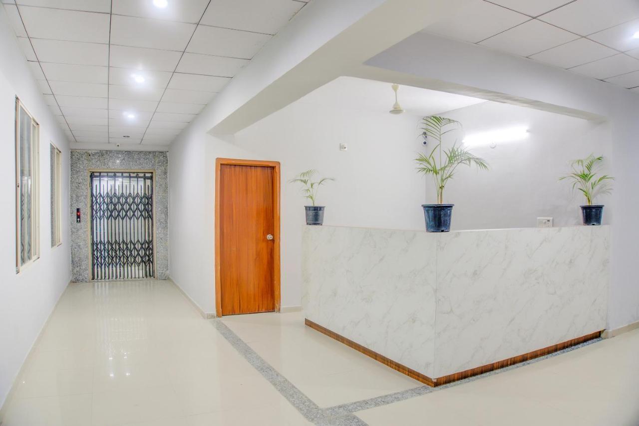Oyo 75173 Hotel Regency Surat Exterior foto
